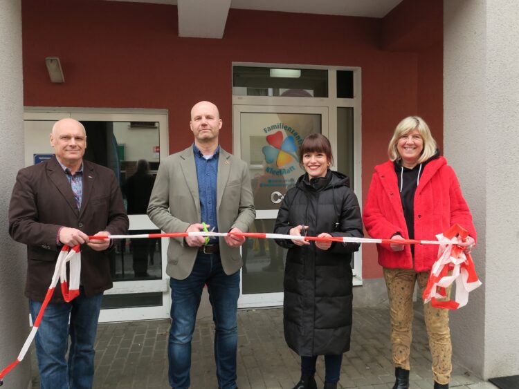 Eröffneten das Kleeblatt feierlich: Knut Jende, Vorsitzender der Calauer Stadtverordnetenversammlung, Bürgermeister Marco Babenz, Projektleiterin Anna Ungerechts und Kathrin Dannenberg, Vorsitzende des Ausschusses für Soziales, Bildung, Jugend und Sport. Foto: Stadt Calau / Jan Hornhauer