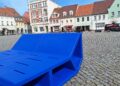 Neue knallblaue Marktmöbel sollen Senftenbergs Herz weiter beleben