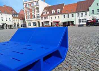 Neue knallblaue Marktmöbel sollen Senftenbergs Herz weiter beleben