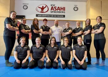 Thomas Schatter (Marktgebietsleiter Süd; Mitte) und Madlen Oesterreich (rechts neben Herr Schatter) beim Teamevent in Spremberg (Bild: Volksbank Spree-Neiße)