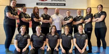 Thomas Schatter (Marktgebietsleiter Süd; Mitte) und Madlen Oesterreich (rechts neben Herr Schatter) beim Teamevent in Spremberg (Bild: Volksbank Spree-Neiße)