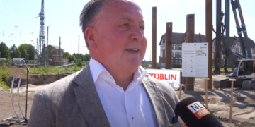 Helmut Wenzel beim Baustart für den Tunnelbau unter den Bahngleisen in Lübbenau im Juli 2023.