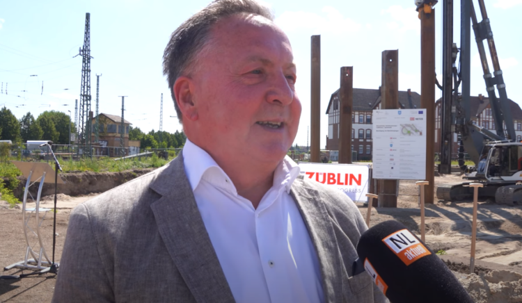 Helmut Wenzel beim Baustart für den Tunnelbau unter den Bahngleisen in Lübbenau im Juli 2023.