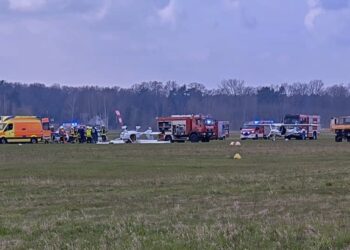 Flugplatz Neuhausen: Ultraleichtmaschine überschlagen. Zwei Verletzte