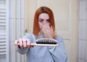 Haarausfall bei Frauen: Ursachen, Symptome und die Rolle von Minoxidil