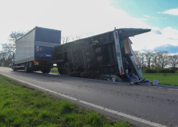 LKW-Anhänger bei Unfall auf L49 in Krieschow umgekippt