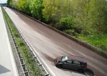 Tonnenweise Kohlenstaub auf der Fahrbahn. A13 nach Unfall gesperrt