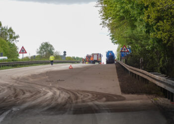 Tonnenweise Kohlenstaub auf der Fahrbahn. A13 nach Unfall gesperrt