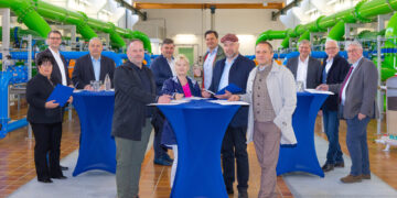 Alle 8 Partner besiegeln mit ihrer Unterschrift die Gründung des
„Wasserverbunds Niederlausitz“ Foto: zweihelden