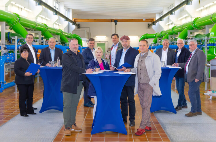 Alle 8 Partner besiegeln mit ihrer Unterschrift die Gründung des
„Wasserverbunds Niederlausitz“ Foto: zweihelden