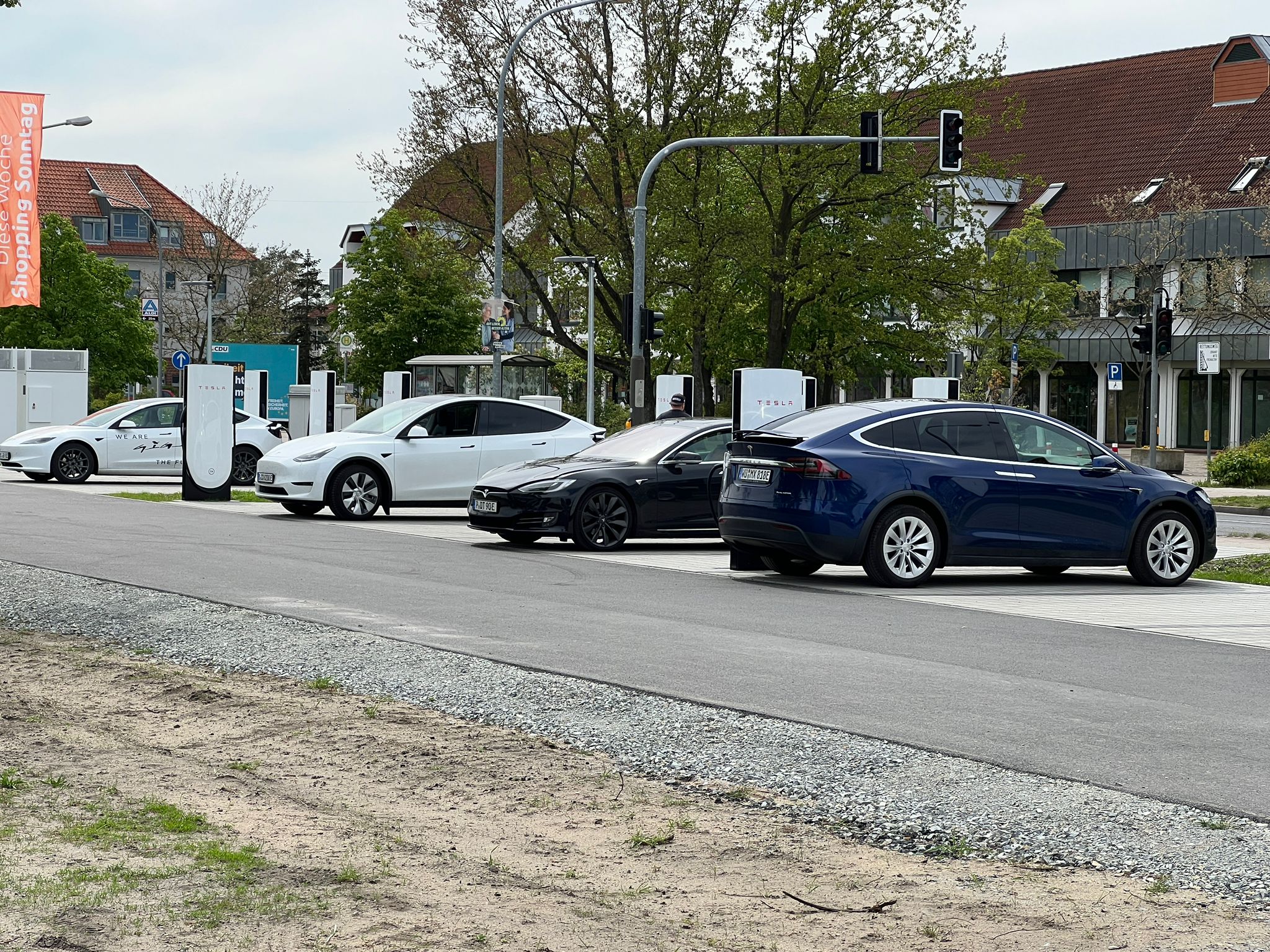 12 neue Tesla Supercharger am Marken-Outlet in Schwarzheide Mitte