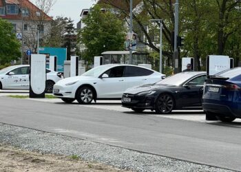 12 neue Tesla Supercharger am Marken-Outlet in Schwarzheide Mitte