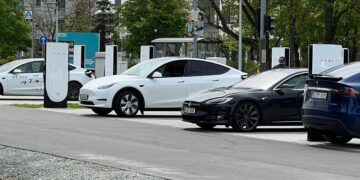 12 neue Tesla Supercharger am Marken-Outlet in Schwarzheide Mitte