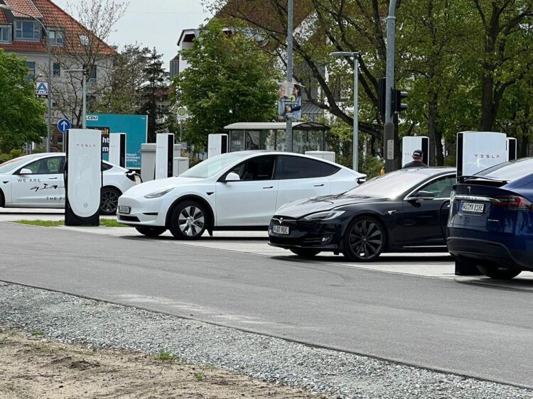 12 neue Tesla Supercharger am Marken-Outlet in Schwarzheide Mitte