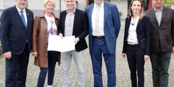 Unternehmer Mathias Bothe (3.v.li.) bekam von Wirtschaftsminister Jörg Steinbach (li.) und HWK-Präsidentin Corina Reifenstein (2.v.li.) symbolisch den JTF-Zuwendungsbescheid überreicht. - Foto: HWK Cottbus/Michel Havasi