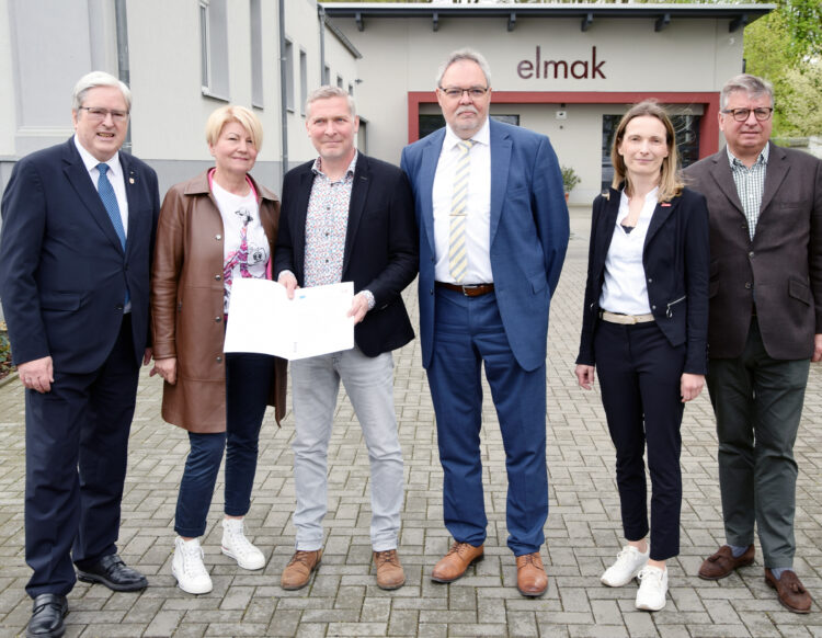 Unternehmer Mathias Bothe (3.v.li.) bekam von Wirtschaftsminister Jörg Steinbach (li.) und HWK-Präsidentin Corina Reifenstein (2.v.li.) symbolisch den JTF-Zuwendungsbescheid überreicht. - Foto: HWK Cottbus/Michel Havasi