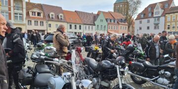 Das hat der Markt der Kreisstadt noch nie erlebt: 535 Maschinen glänzen in der Sonne zum traditionellen Saisonauftakt der Biker. Lautes Knattern und satter Motorensound auch in der Schmiedestraße und der Schlossstraße. (Bild: Andrea Budich)