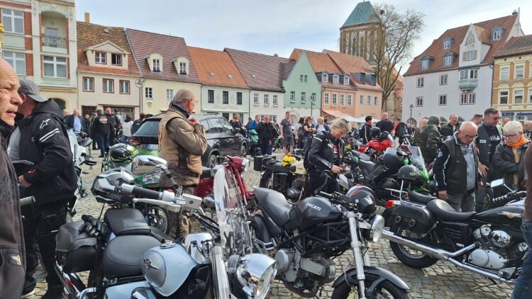 Das hat der Markt der Kreisstadt noch nie erlebt: 535 Maschinen glänzen in der Sonne zum traditionellen Saisonauftakt der Biker. Lautes Knattern und satter Motorensound auch in der Schmiedestraße und der Schlossstraße. (Bild: Andrea Budich)