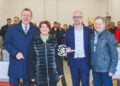 Landrat Christian Jaschinski (l.) übergab im Beisein von Schliebens Bürgermeisterin Cornelia Schülzchen (2.v.l.) und Bernd Heinke, Vorsitzendender des Werksausschusses Rettungsdienst (r.), den symbolischen Schlüssel an den Leiter des Eigenbetriebes Rettungsdienst, Sebastian Weiss (2.v.r.). (Bild: Landkreis Elbe-Elster)