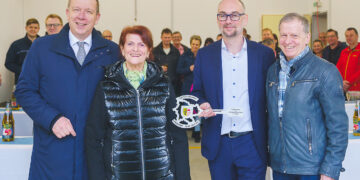 Landrat Christian Jaschinski (l.) übergab im Beisein von Schliebens Bürgermeisterin Cornelia Schülzchen (2.v.l.) und Bernd Heinke, Vorsitzendender des Werksausschusses Rettungsdienst (r.), den symbolischen Schlüssel an den Leiter des Eigenbetriebes Rettungsdienst, Sebastian Weiss (2.v.r.). (Bild: Landkreis Elbe-Elster)