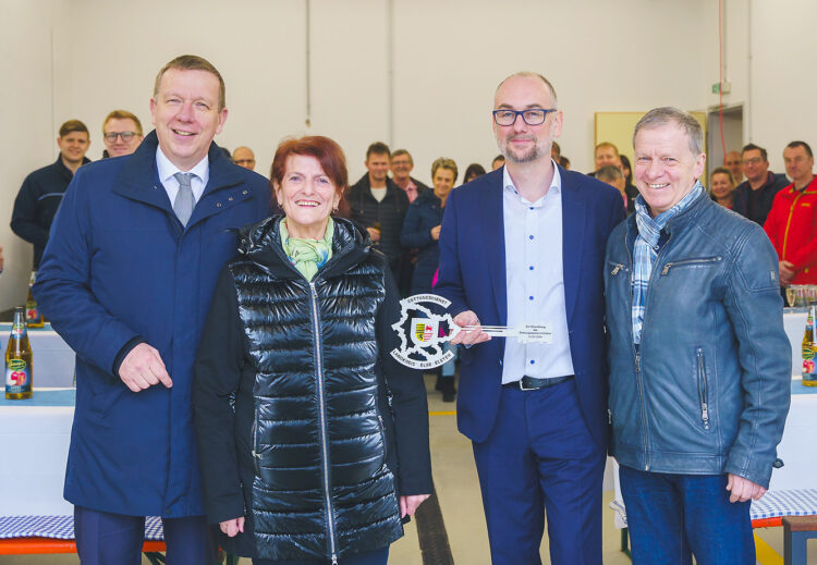 Landrat Christian Jaschinski (l.) übergab im Beisein von Schliebens Bürgermeisterin Cornelia Schülzchen (2.v.l.) und Bernd Heinke, Vorsitzendender des Werksausschusses Rettungsdienst (r.), den symbolischen Schlüssel an den Leiter des Eigenbetriebes Rettungsdienst, Sebastian Weiss (2.v.r.). (Bild: Landkreis Elbe-Elster)