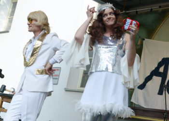 Flower-Power & Hippie-Vibes: Neue Bühne Senftenberg lädt zum Maifest