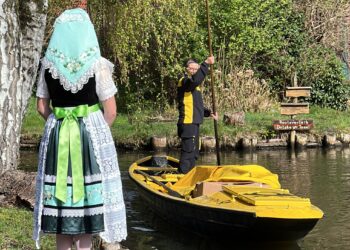 Saisonstart 2024 für Deutschlands Kahnpostfrau Andrea Bunar in Lehde