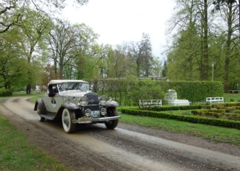 „Preußen-Klassik-Rallye“ wieder auf Stippvisite im Forster Rosengarten
