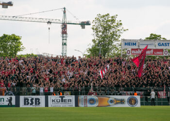 Energiefans beim Spiel gegen den BFC Dynamo im Friedrich-Ludwig-Jahn Sportpark; Foto: Christiane Weiland