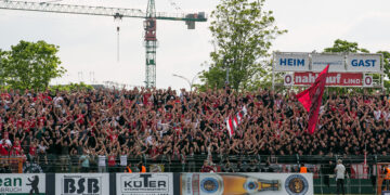 Energiefans beim Spiel gegen den BFC Dynamo im Friedrich-Ludwig-Jahn Sportpark; Foto: Christiane Weiland