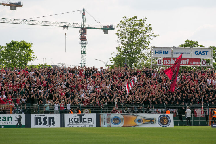 Energiefans beim Spiel gegen den BFC Dynamo im Friedrich-Ludwig-Jahn Sportpark; Foto: Christiane Weiland