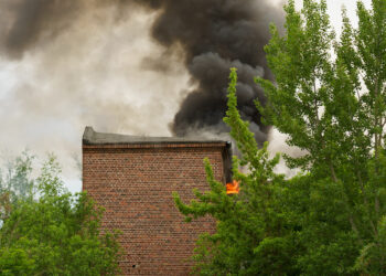 Einsturzgefährdetes Gebäude in Forst brannte