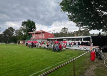 Erweitertes Sportlerheim mit neuem Anbau auf dem Sportplatz in Merzdorf