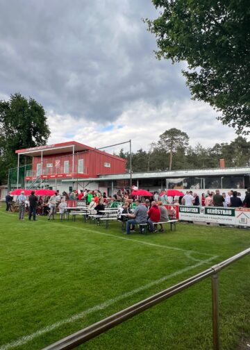 Erweitertes Sportlerheim mit neuem Anbau auf dem Sportplatz in Merzdorf