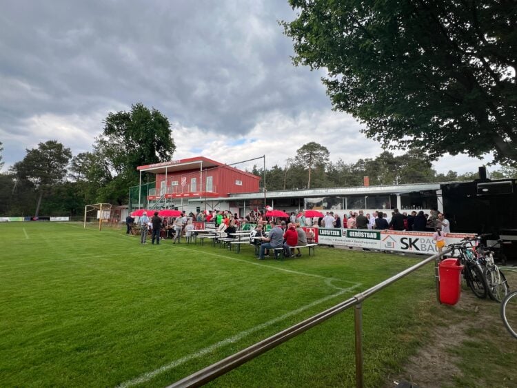 Erweitertes Sportlerheim mit neuem Anbau auf dem Sportplatz in Merzdorf