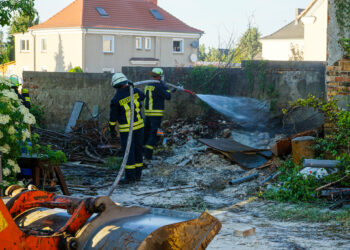 Feuerwehr nach Groß Kölzig alarmiert. Äste & Sperrholz in Flammen