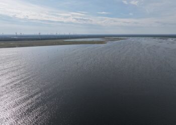 Cottbuser Ostsee: Montage größter schwimmender Solaranlage beginnt