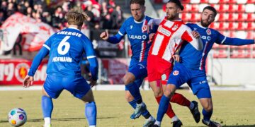 Romario Hajrulla hier noch für Erfurt im Duell mit seinen neuen Teamkollegen (Bild: Christiane Weiland)