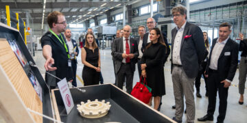 Rundgang mit den geladenen Gästen durch die Hallen der Forschungsfabrik. Hier steht modernste Technik für die Entwicklung und Fertigung von Prototypen zur Verfügung.
Foto: BTU / Sascha Thor)