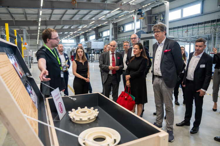 Rundgang mit den geladenen Gästen durch die Hallen der Forschungsfabrik. Hier steht modernste Technik für die Entwicklung und Fertigung von Prototypen zur Verfügung.
Foto: BTU / Sascha Thor)