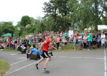 Team „Schwanke“ gewinnt 3. Lausitzer Mülltonnenrennen in Sellessen