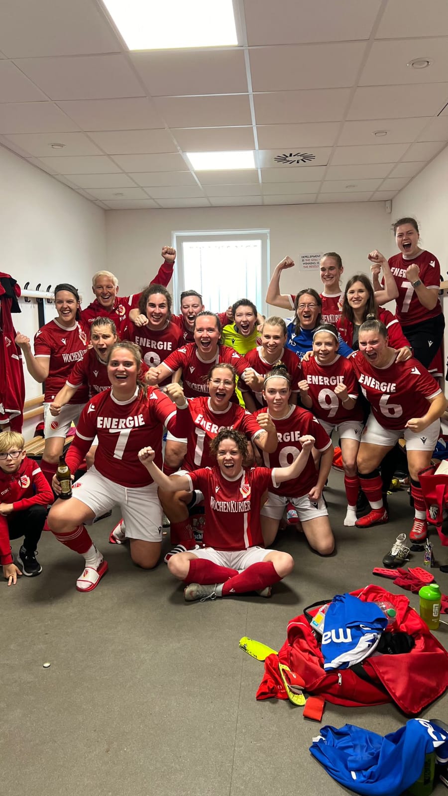 Frauenmannschaft des FC Energie Cottbus feiert Meisterschaft und Aufstieg in die Landesliga
