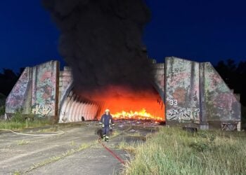 Feuerwehreinsatz in Preschen. Alter Flugzeughangar in Flammen