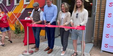Leiter Mathies Rau, OB Tobias Schick, Dezernentin Eike Belle und Stadteilmanager Stefan Schurmann durchtrennten das traditionelle Band. (Bild: Stadt Cottbus)