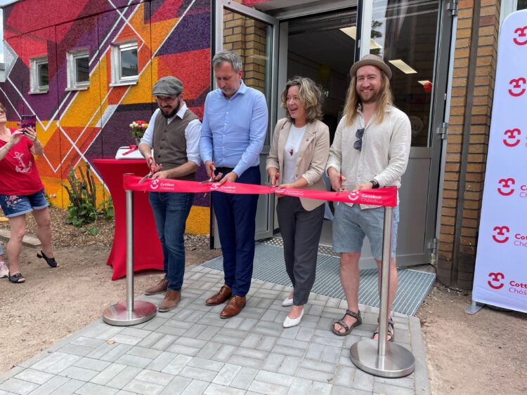 Leiter Mathies Rau, OB Tobias Schick, Dezernentin Eike Belle und Stadteilmanager Stefan Schurmann durchtrennten das traditionelle Band. (Bild: Stadt Cottbus)