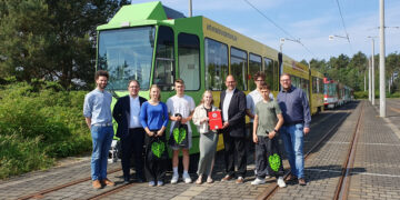 Personen von links nach rechts: Rico Metschke, Sten Marquaß, Julie Kempe,
Leon Resag, Luisa Hering, Ralf Thalmann, Ayven Gensch, Johann Marko, Tim
Krings (Bild: Maria Schiemann, Cottbusverkehr)