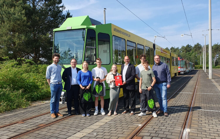 Personen von links nach rechts: Rico Metschke, Sten Marquaß, Julie Kempe,
Leon Resag, Luisa Hering, Ralf Thalmann, Ayven Gensch, Johann Marko, Tim
Krings (Bild: Maria Schiemann, Cottbusverkehr)