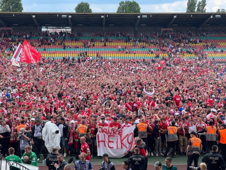 Großer Jubel nach Abpfiff. Der FC Energie Cottbus ist zurück in der 3. Liga!