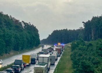 Vollsperrung & Stau nach Unfall auf A15 bei Roggosen