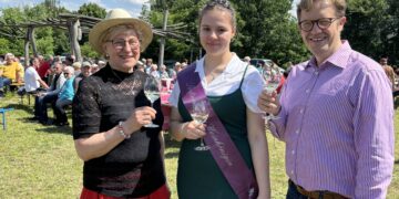 Ein Prosit auf die frisch gekürte Senftenberger Weinkönigin Lisa Herb. Die 18-jährige Gymnasiastin freut sich auf ihre Amtszeit im Dienste des Senftenberg Weins. Auf ihr ehrenvolles Amt stoßen hier Bürgermeister Andreas Pfeiffer und die Vorsitzende der Senftenberger Weinfreunde, Marianne Körner, mit der Weinkönigin an. (Bild: Andrea Budich)